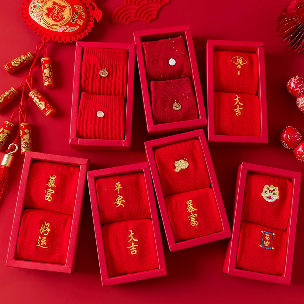 Две пары новогодних красных носков