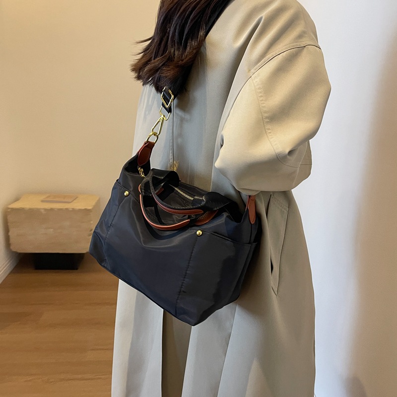 2023 Otoño Nueva Moda práctica bolsa de mensajero del hombro para salir Bolsa De Almohada impermeable ligero de tela de Nylon para las mujeres