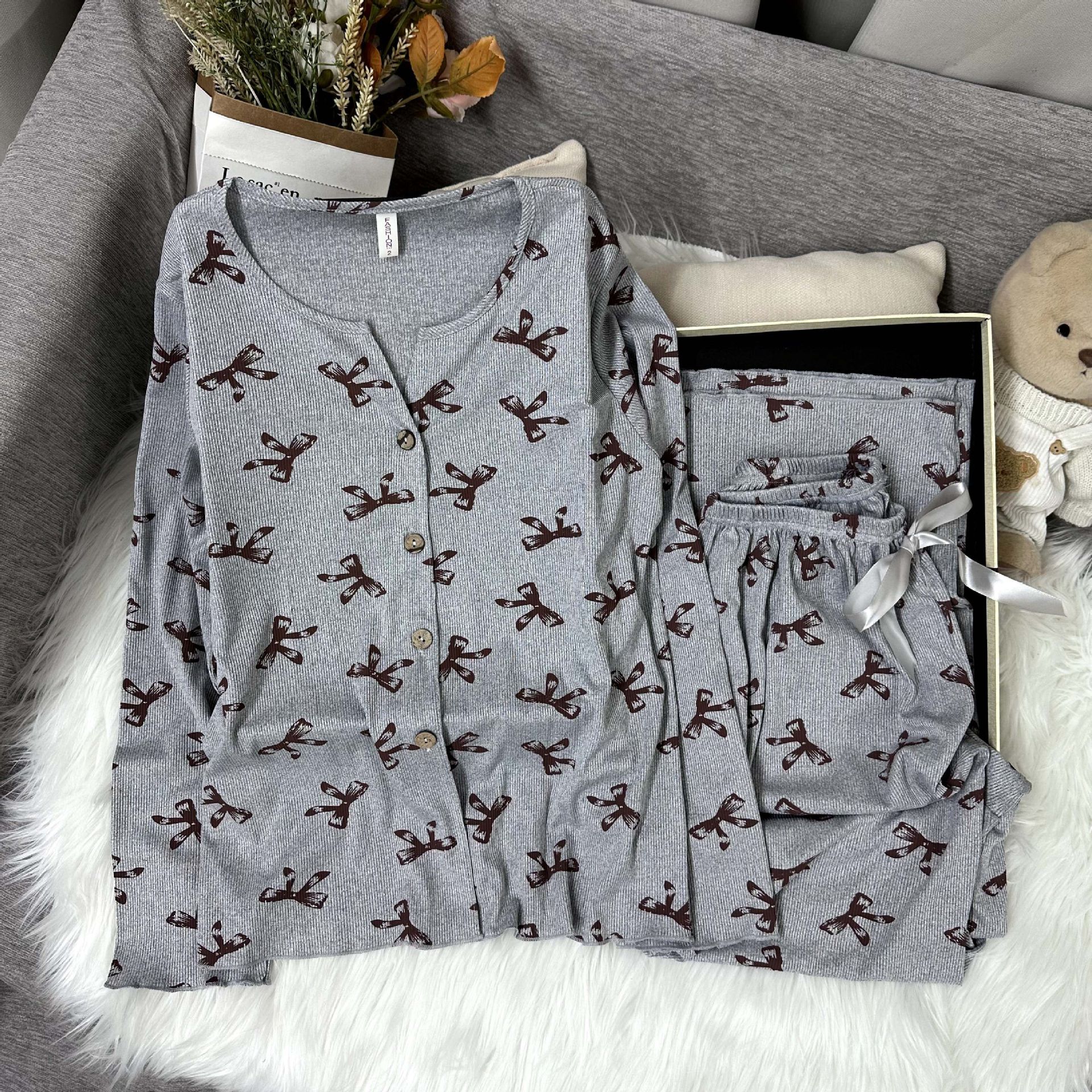 Al por mayor transfronterizo primavera y otoño delgada V-collar hielo hilos pijamas de mangas largas pantalones cardigans ropa para el hogar