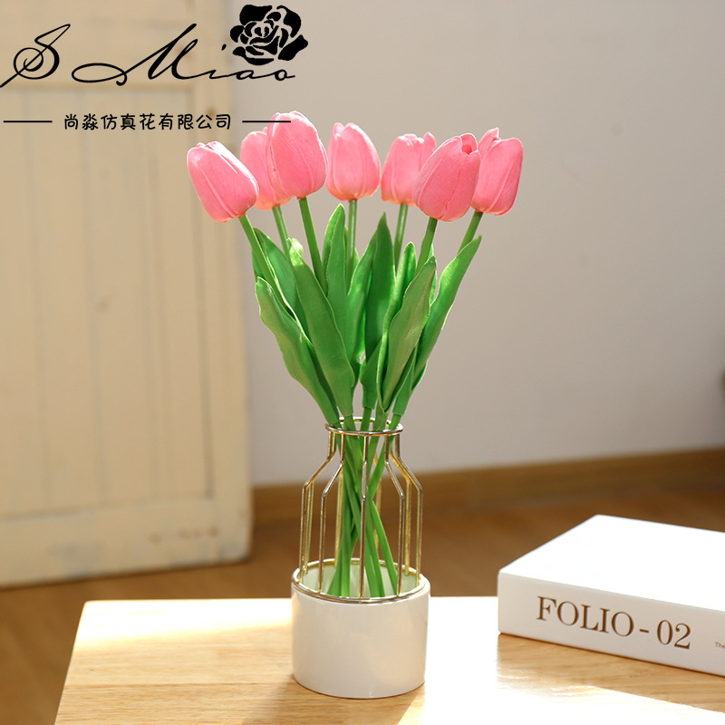 Fábrica de suministro directo planta Flor de seda artificial planta verde Venta caliente popular corto PU Tulipán decoración creativa flor sensación de la mano