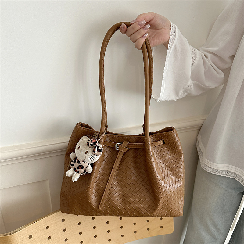 Versátil, simple, elegante, textura superior, primavera y verano, 2026 nueva bolsa de hombro para mujeres de viajes casuales de color sólido, plegado