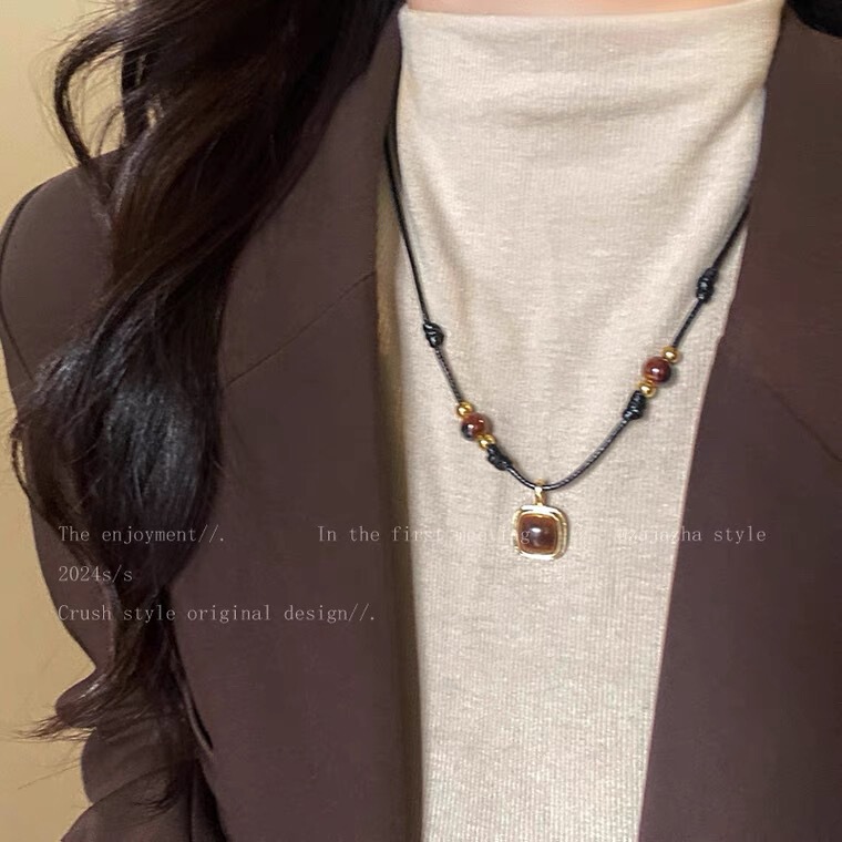 Autumn and Winter Vintage Maillard Imitation Tiger Eye Stone Necklace New Niche Design Sense Temperament Personality Fashion All-match Necklace Autumn and Winter Vintage Maillard Imitation Tiger Eye Stone Necklace New Niche Design Sense Temperament Personality Fashion All-match Necklace