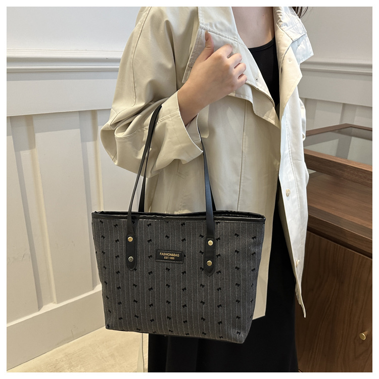 Fashionable large-capacity tote bag for women, new autumn 2024 collection, casual retro single-shoulder bag, commuter handbag, cross-border bag undefined