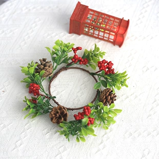 Искусственный рождественский венок с шишками для стола