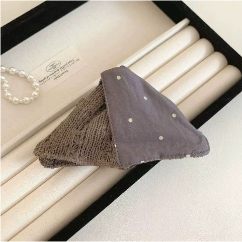회색 물방울 니트 삼각 집게핀