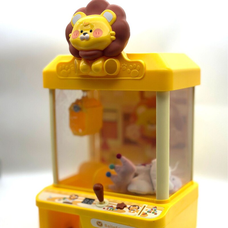 クロスボーダーのライオンのパンダは子供を捕まえます。|undefined