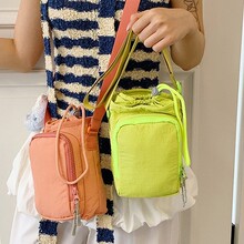 �ļ��ǹ�ɫ�֙CС���ˮ�����ٴ��p��ˮ��б�����Ů����μ��