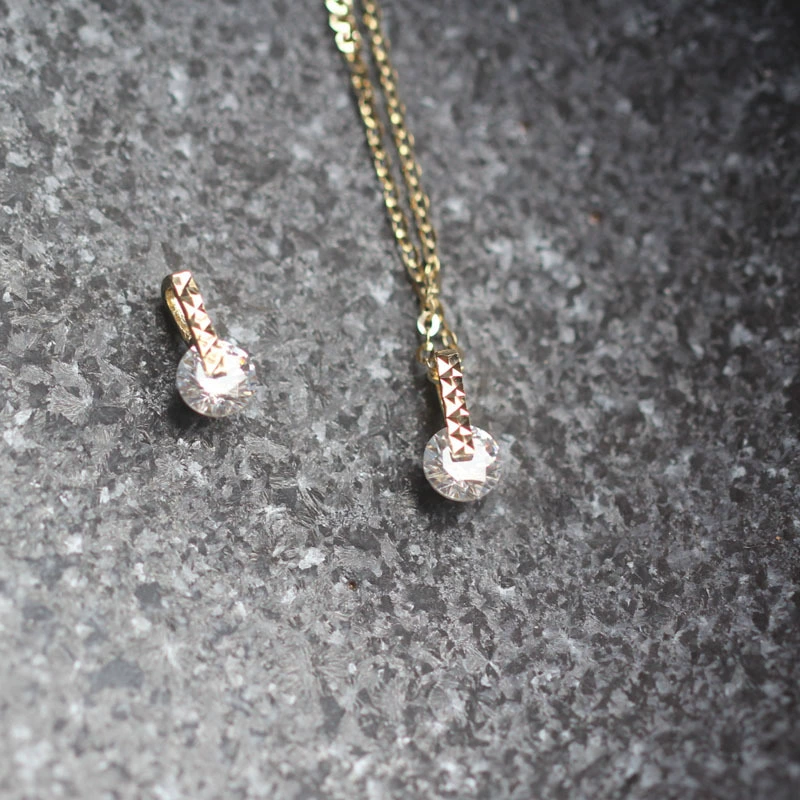 Оптовая продажа 9K золото инкрустированный Циркон Простой Легкий Блестящий все матч Женщины Простые женщины Южная Корея темперамент кулон