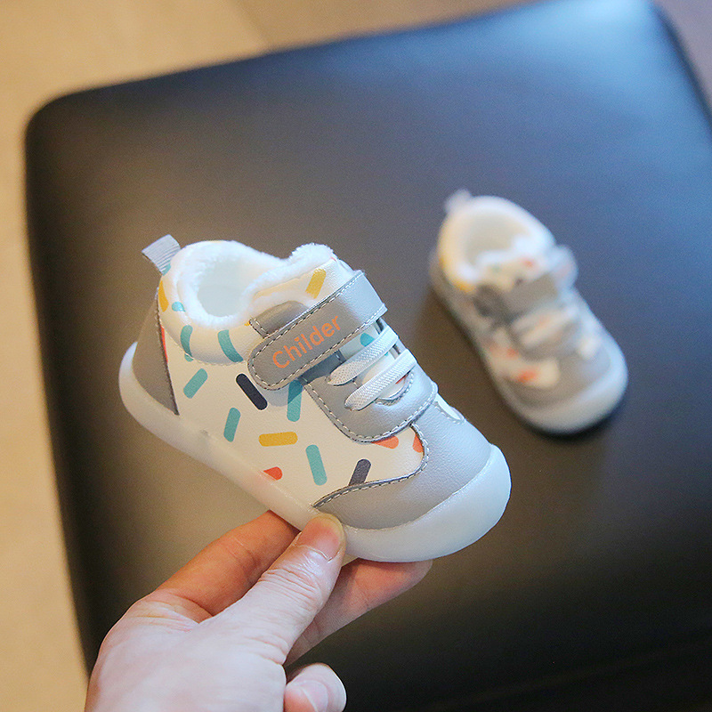 Zapatos para niños 2023 zapatos de bebé de estilo coreano de invierno zapatos de niño de fondo suave con forro polar Velcro niños y niñas zapatos de bebé dos zapatos de algodón