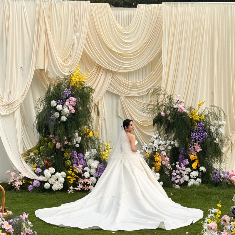 Champagne-colored milk silk stretch fabric for decorating wedding backdrops, milky white wedding stage drapes and curtains Champagne-colored milk silk stretch fabric for decorating wedding backdrops, milky white wedding stage drapes and curtains