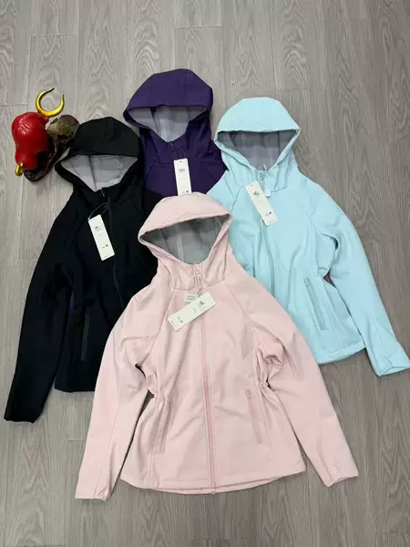 New outdoor mountain-style windproof and water-resistant softshell jacket, suitable for hiking and casual wear, with a hood