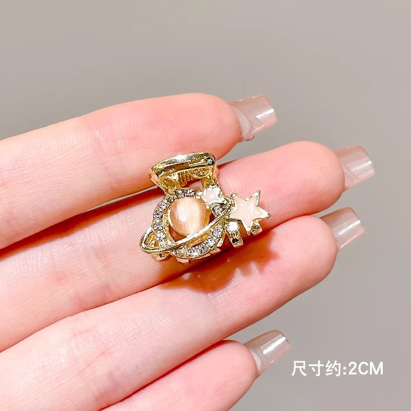 Exquisito clip pequeño clip de flequillo lateral de diamantes de imitación de perlas femeninas nuevo mini clip de tiburón de medio lazo horquilla tocado
