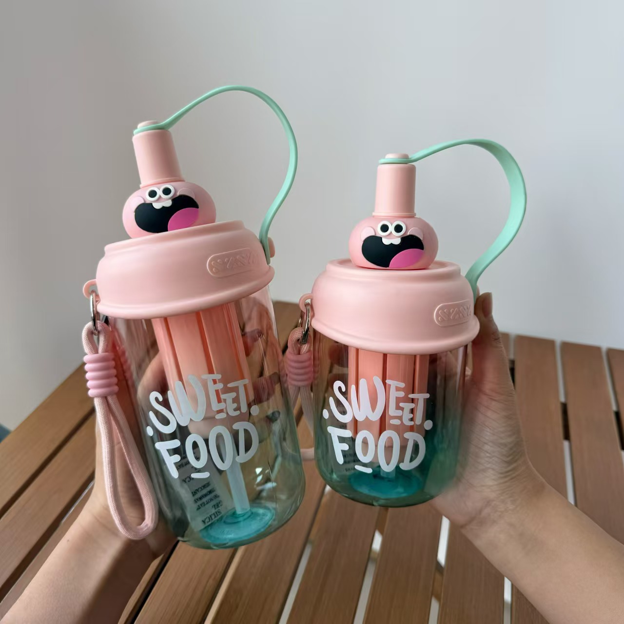 Nuevo vaso de plástico de ojos grandes, lindo vaso de paja portátil para niños con funda de cuerda engrosada