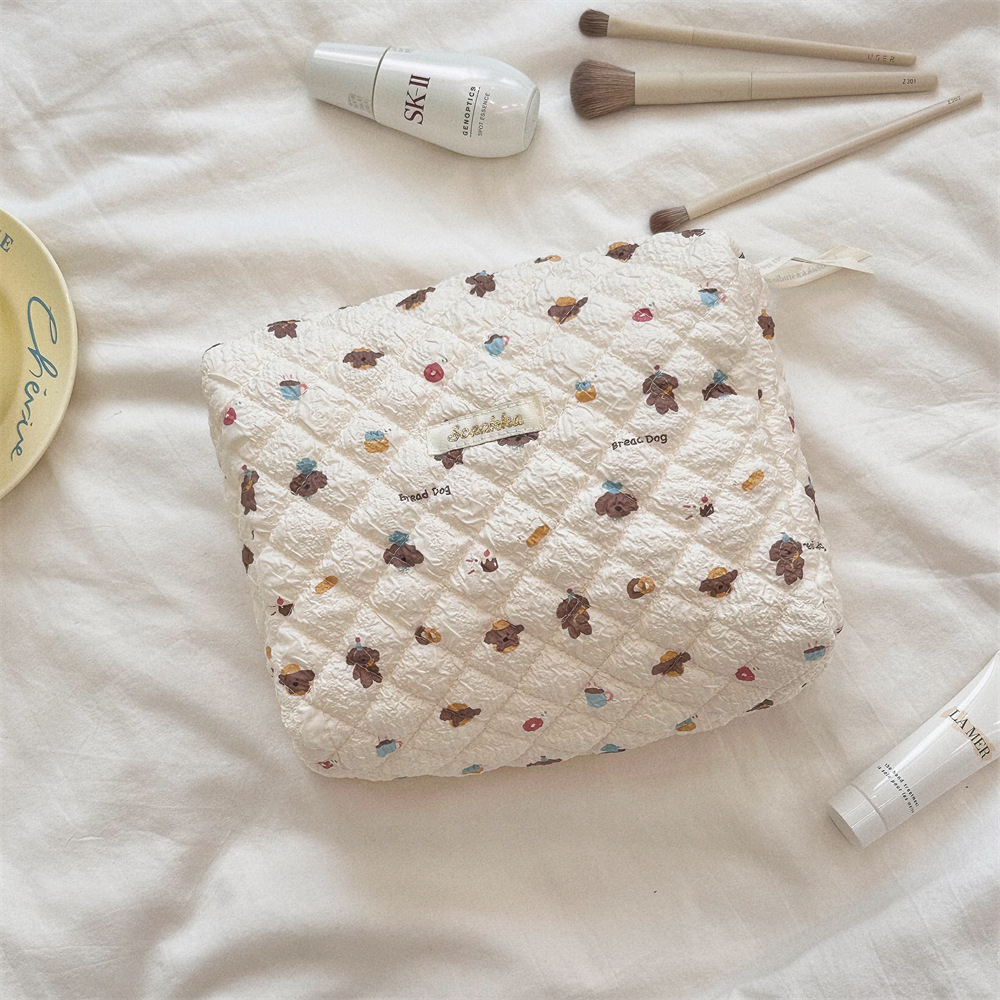 4681 embossed hand-held makeup bag, large-capacity portable storage bag, cute toiletry bag, travel storage bag Application Scenario