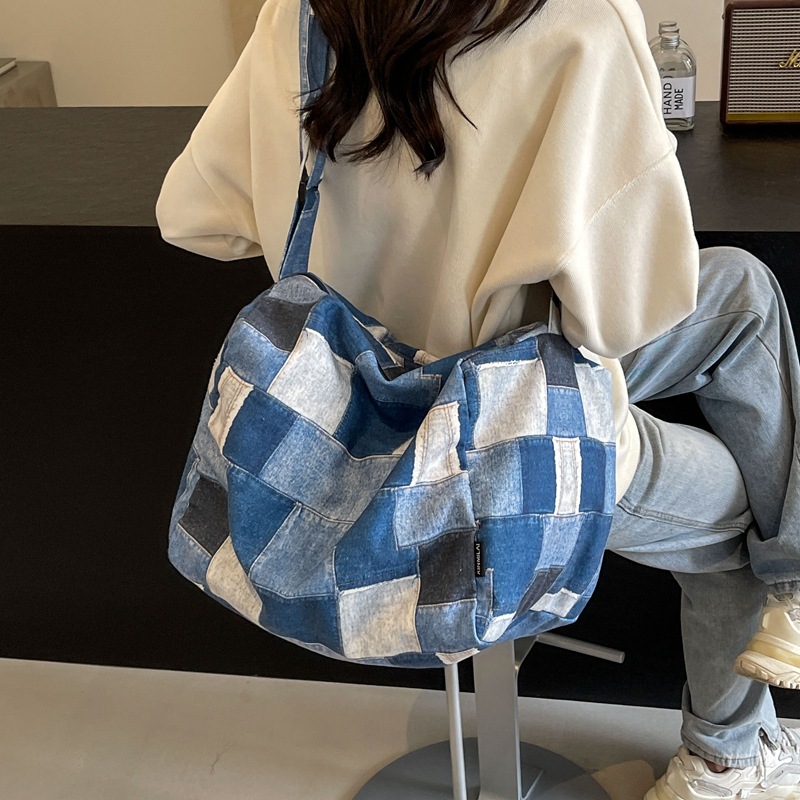 Bolso de gran capacidad de diseño de nicho para mujer 2024 nuevo bolso de mezclilla para mujer bolso de mensajero de un solo hombro de color de contraste de moda