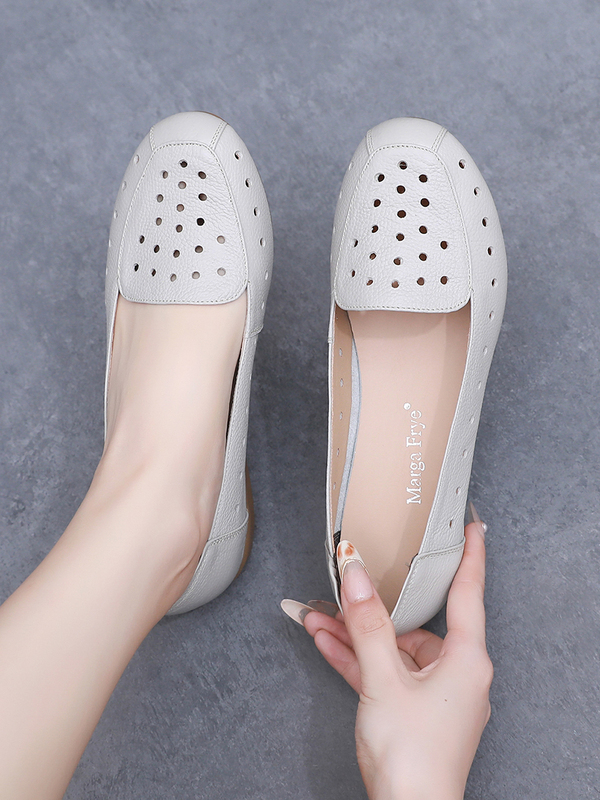 Summer Comfortable Mom's Clogs with Soft Soles, Hollow Leather Shoes, Non-Slip Flat Closed-Toe Sandals for Middle-Aged and Elderly Women, Wholesale