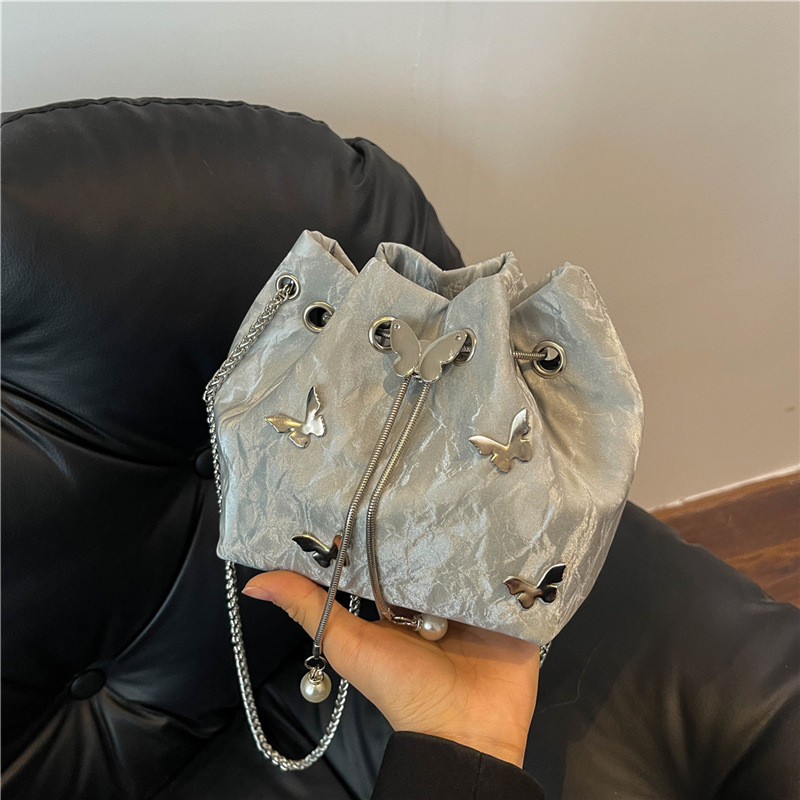 Otoño popular y simple 2024 tira la personalidad mariposa metálica nueva moda bolso de hombro bolso de mujer cadena mochila