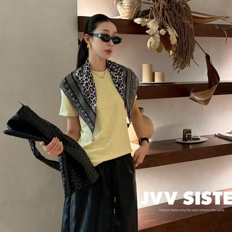 JVV Thirteen Lines 2026 Autumn New Vintage Leopard Print Contrast Color Silk Scarf Slimming Top Short Sleeve T-Shirt for Women 73022 JVV Thirteen Lines 2026 Autumn New Vintage Leopard Print Contrast Color Silk Scarf Slimming Top Short Sleeve T-Shirt for Women 73022