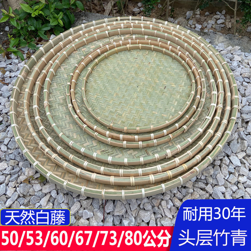 箕竹は箕竹ふるいを編んで手作りの竹製品の竹の絵馬を干します。|undefined