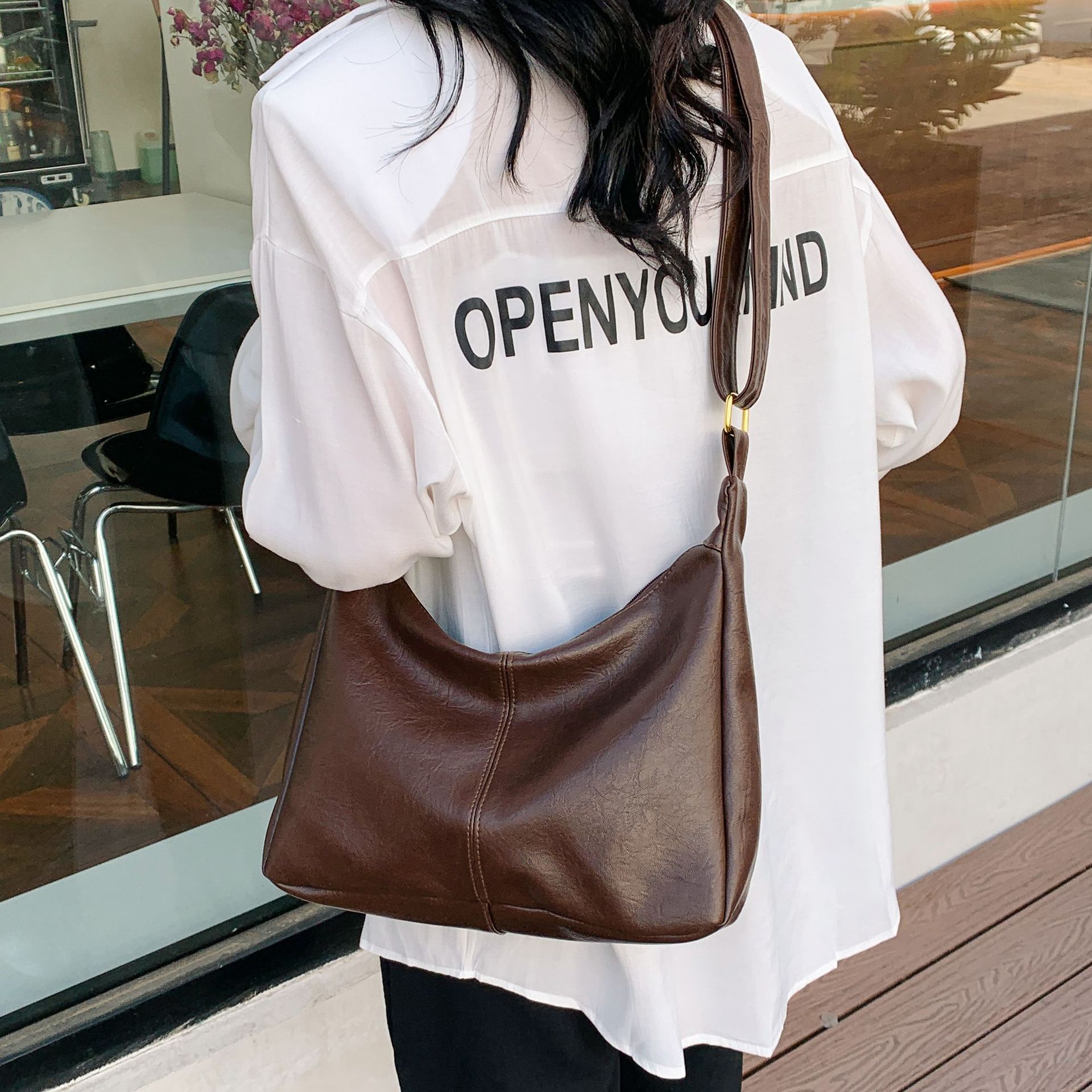 Bolso de gran capacidad mujer 2024 nuevo estilo retro con bolso de cercanías bolso especial de cuero suave bolso de hombro único