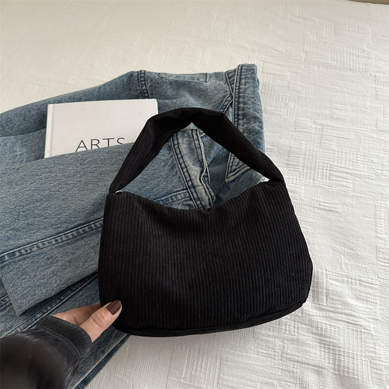 2024 nuevo bolso de axila, bolso de hombro de diseño de personalidad de pana negra retro retro, bolso de luna nueva casual