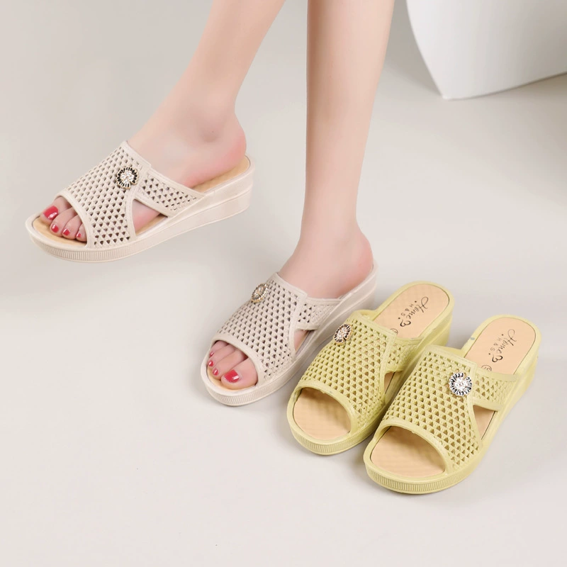 Новые женские босоножки на высоком каблуке 2025 года, летние домашние шлепанцы на толстой подошве, нескользящие, модные пляжные тапочки для ношения в помещении и на улице