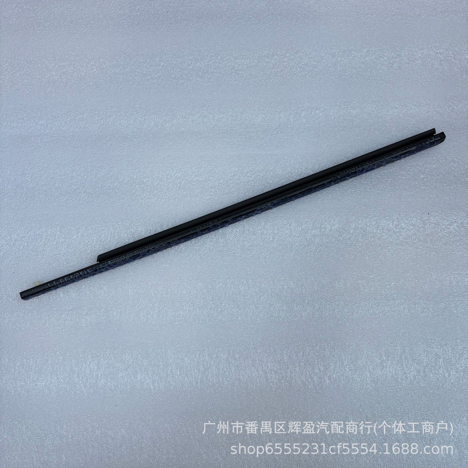 LR001737/LR001738 is suitable for the outer trim of the rear door glass on the Land Rover Freelander II