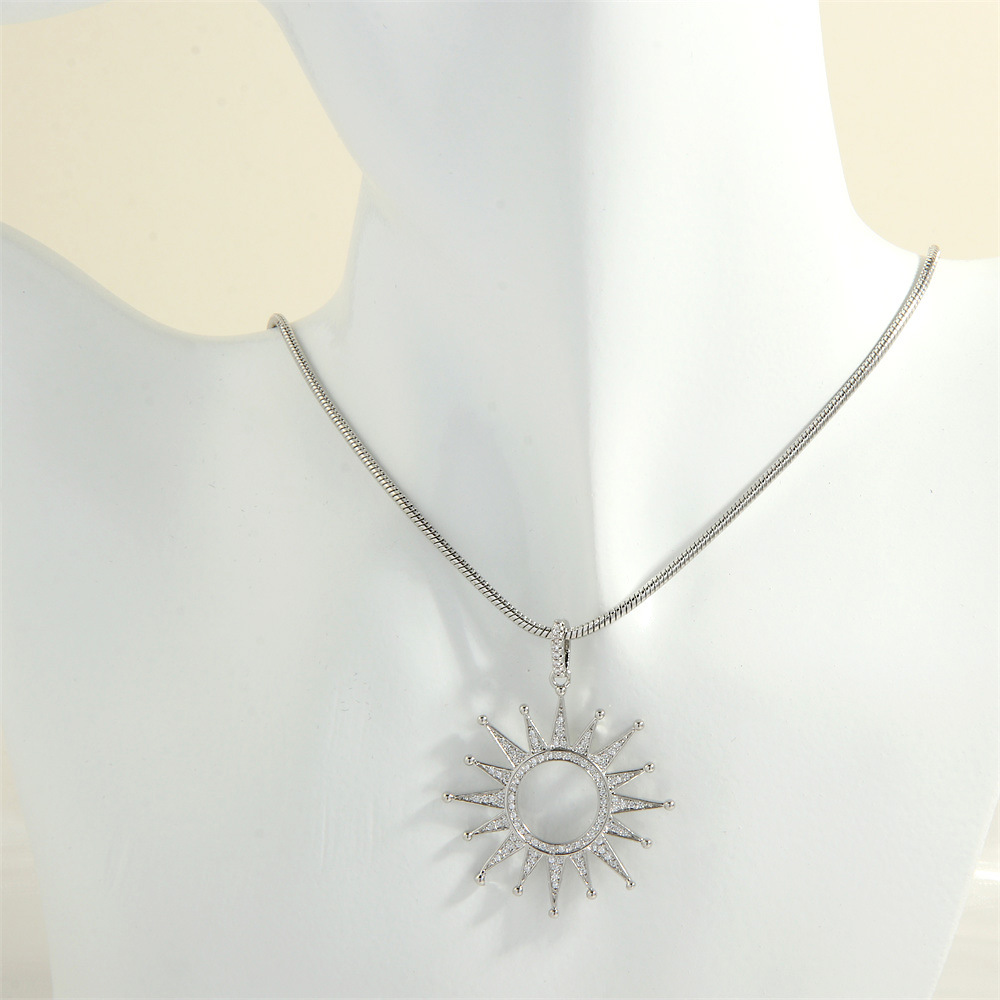 Elemento di design Set da sole con collana in zirconi Catena vintage in osso di serpente dorato_voghion.com