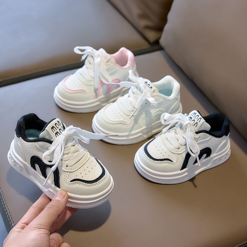 2026 primavera nuevos zapatos de skate para niños pequeños zapatos deportivos para niños pequeños Velcro casuales transfronterizos zapatos blancos suaves