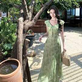 清新绿色碎花荷叶温柔小飞袖甜美长裙子气质度假风收腰高级连衣裙