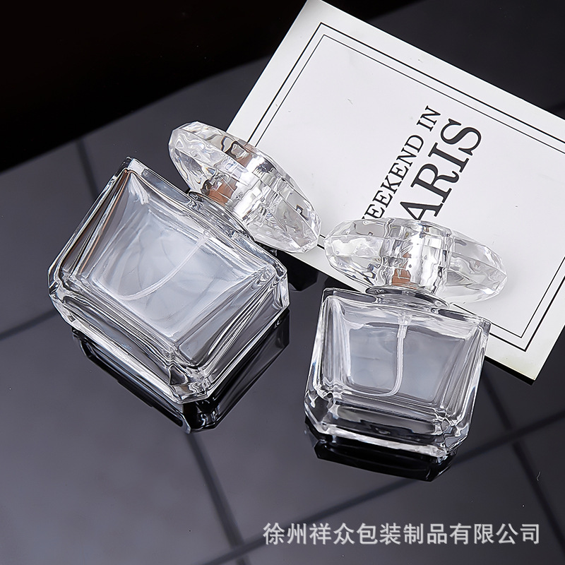 El fabricante vende botellas de perfume cuadradas al por mayor, presiona el spray y las botellas de vidrio transparente se dividen en botellas vacías de 30 - 100 ML.