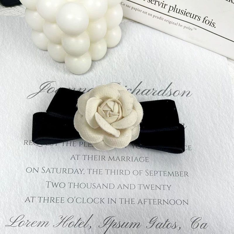 Spilla a fiocco con camelia accessorio vintage per colletto_voghion.com