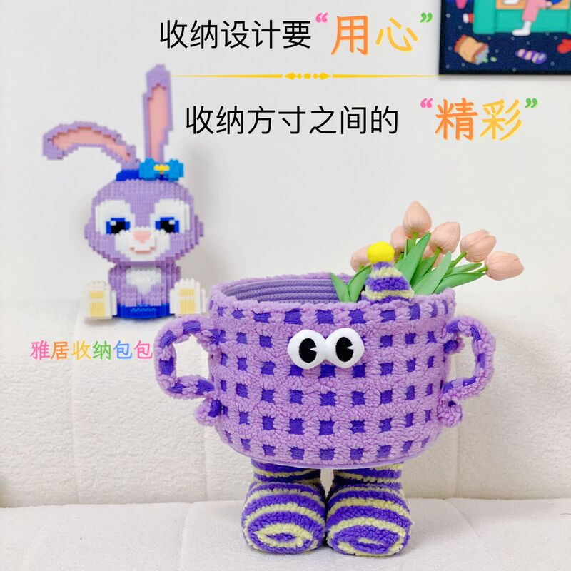 小怪獣は子羊の毛の綿の紐を収納してかごを整理します。|undefined