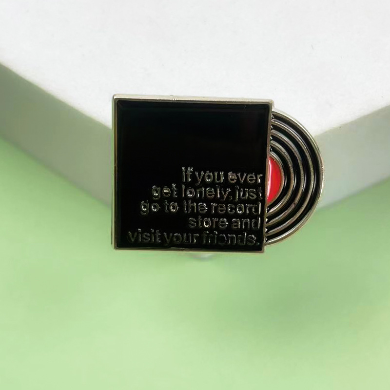 Broche geométrico de letras inglesas transfronterizas, ropa de moda personalizada, decoración de mochilas, accesorios, insignias de metal