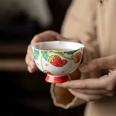 甜白手绘草莓花瓣主人杯可爱家用釉下彩陶瓷茶杯手工功夫茶具单杯