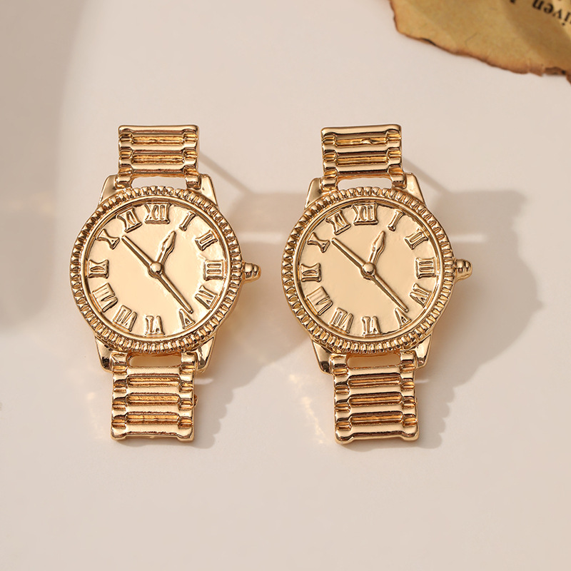 1 par de pendientes de mujer con diseño de reloj de oro grande con textura de metal creativa y de moda, adecuados para disparos callejeros