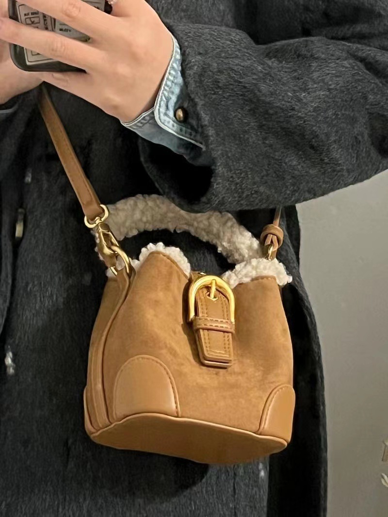 2023 Neue Herbst/Winter-Diagonal-Straddle-Tasche für Damen-Freizeit, Retro- und vielseitige Atmosphäre, Plüsch-Rand-Handheld-Umhängetasche, Plüsch-Tasche_voghion.com