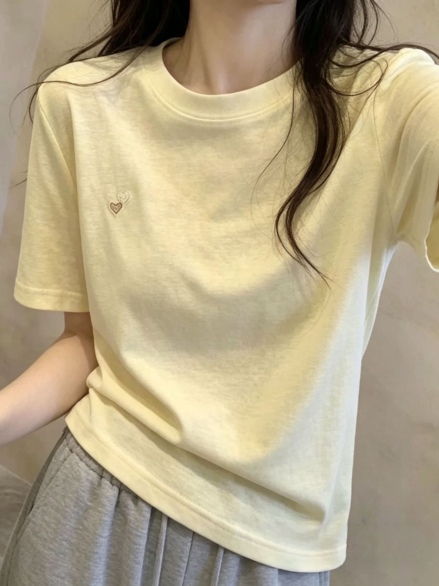 Áo thun nữ cổ tròn tay ngắn thêu hình trái tim phong cách châu Âu — xanh lam