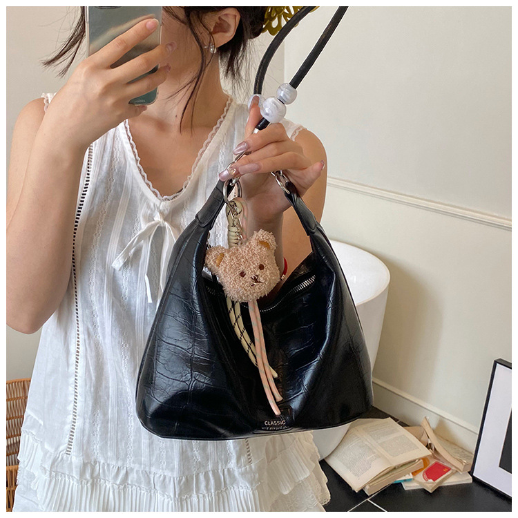 In the summer of 2025, crossbody bags, women's bags, single-shoulder bags, versatile casual bags, sports underarm bags, soft leather bags, dumplings, and women's bags undefined