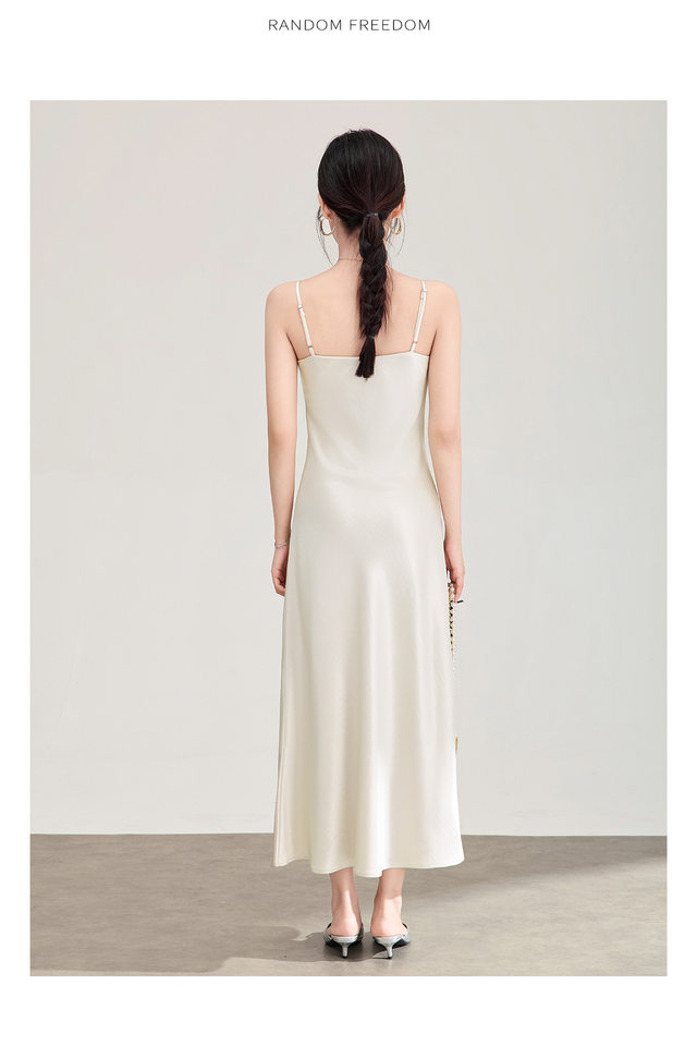 Đầm maxi nữ satin dáng suông, cổ yếm dây mảnh, thiết kế xéo cạnh — màu đen chi tiết 15