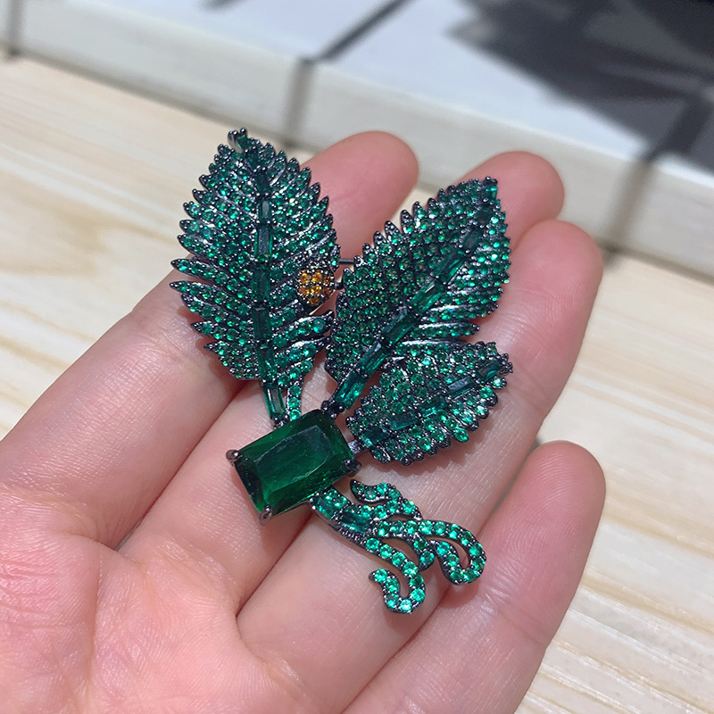 Kolumbianische Smaragdblatt-Schmetterlingsbrosche_voghion.com