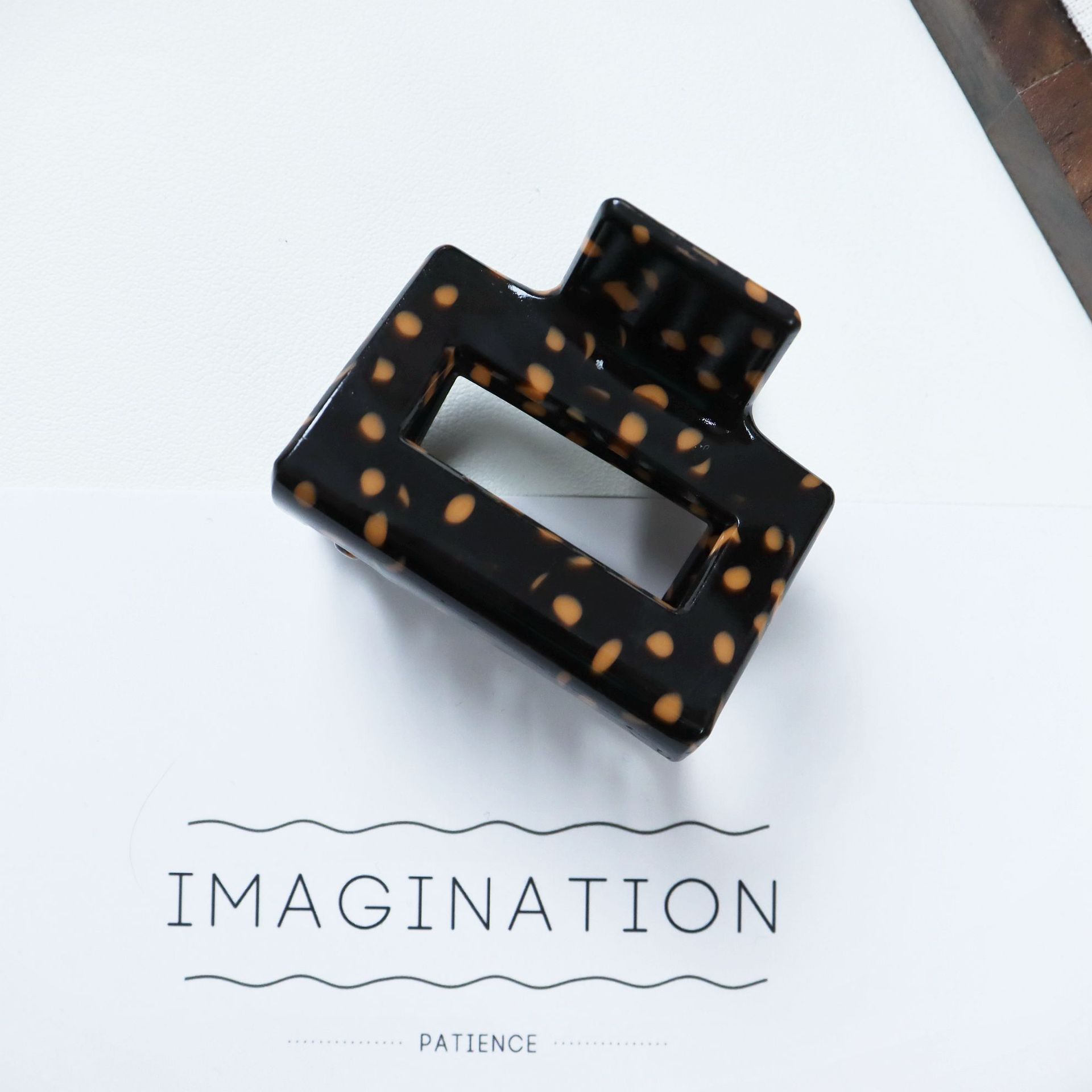 검은색 주황색 점