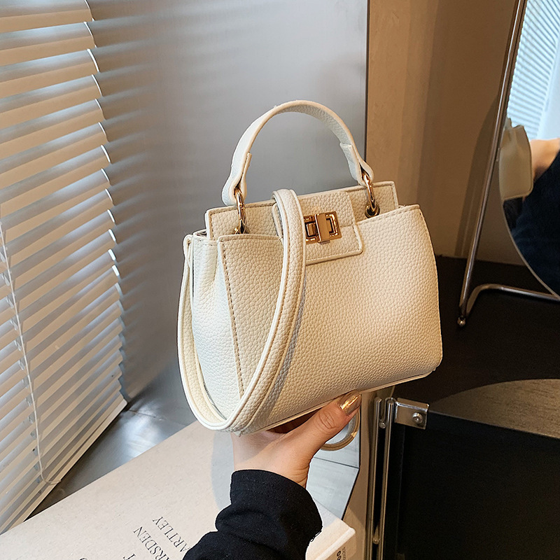 Bolsa cuadrada pequeña, sensación de verano de alta gama, mochila única para mujer, bolso de mensajero con cerradura, bolso de embrague, bolso especial, bolso de mujer Baoding