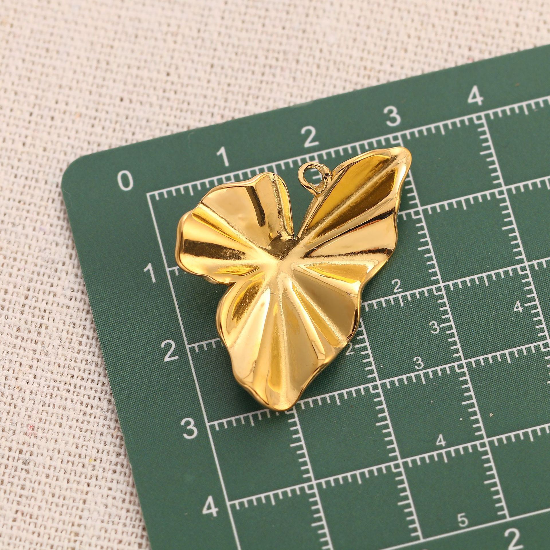 15g Weight Pendant Jewelry Making Type 30*32mm Jewelry Making Size DIY Jewelry Accessories Classification 3 PCS/Package Quantity 304 Stainless Steel Material Flower Pattern Plating Design Retro Style 3 PCS/Package 30*32mm 304 Stainless Steel Flower Pendant 3