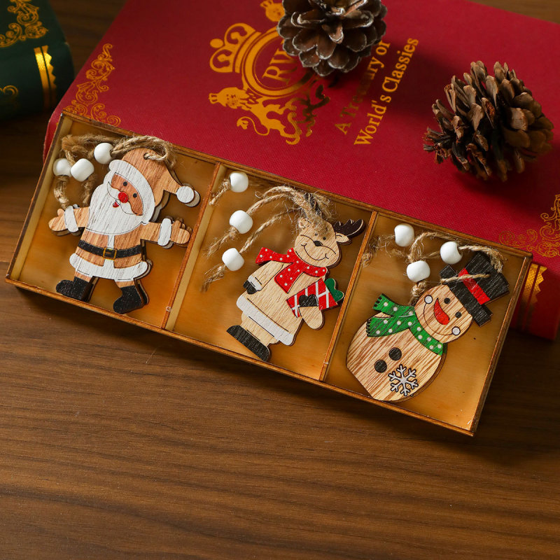 木製のクリスマスのペンダントクリスマスツリーのペンダントクリスマスの小さなプレゼントの木箱はクリスマスの装飾品を飾っている|undefined