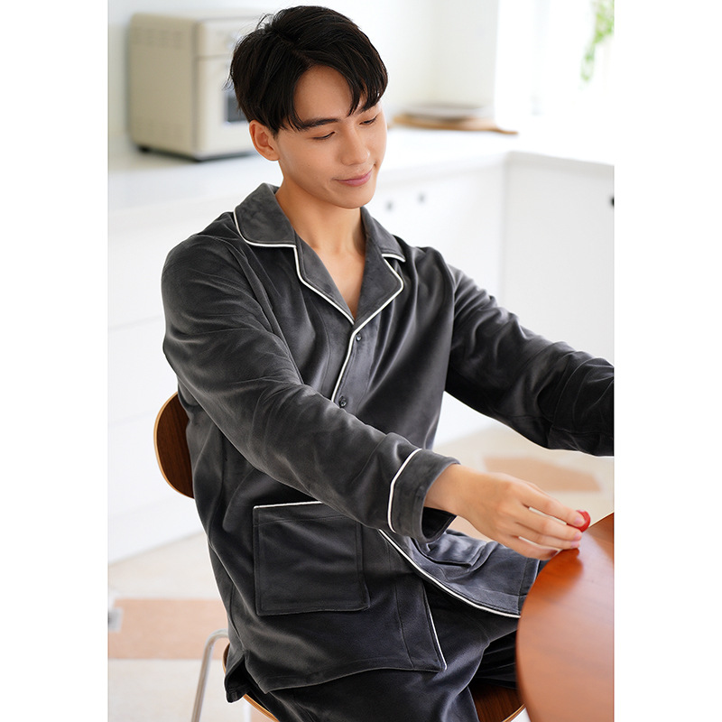 젊은이와 중년층을 위한 남성용 가디건 라펠 밀크 벨벳 가정복 정장으로 편안하고 부드러우며 집과 밖에서 착용하여 따뜻하게 유지할 수 있습니다.
