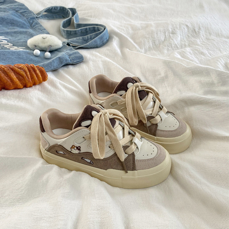 Zapatos deportivos blancos con suela gruesa, ajuste universal, otoño de 2025 nuevos zapatos de pan de nicho, zapatos de skate casuales retro cómodos para mujeres