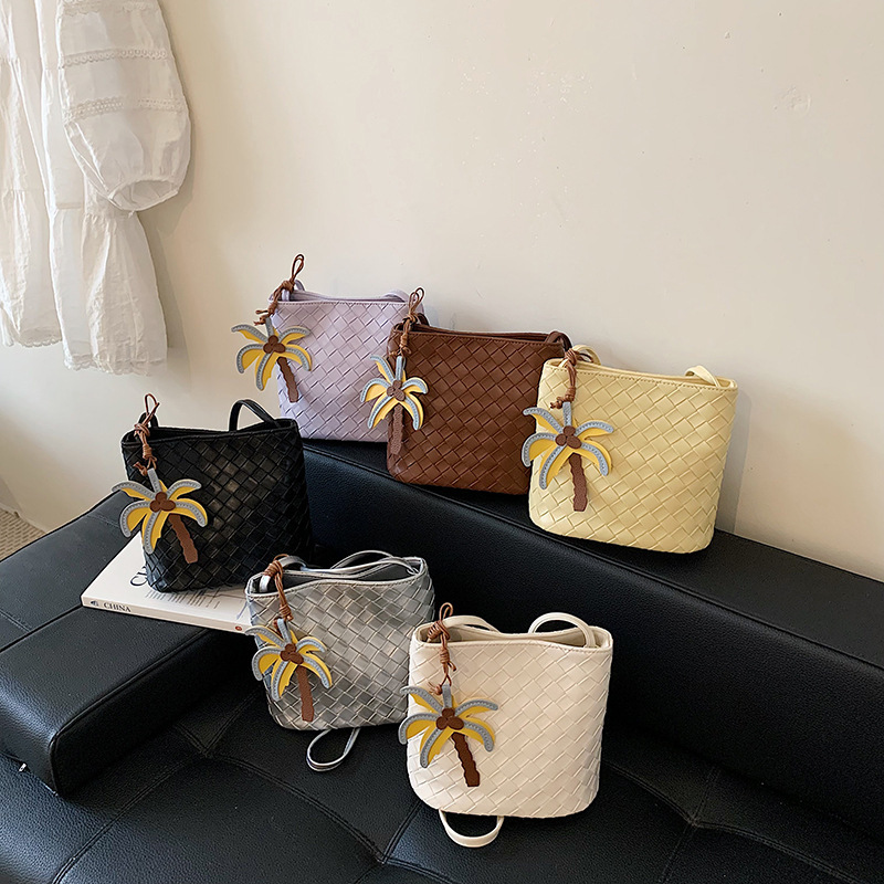 Korean-style trendy niche woven pattern bucket bag, new versatile and stylish crossbody phone bag Korean-style trendy niche woven pattern bucket bag, new versatile and stylish crossbody phone bag
