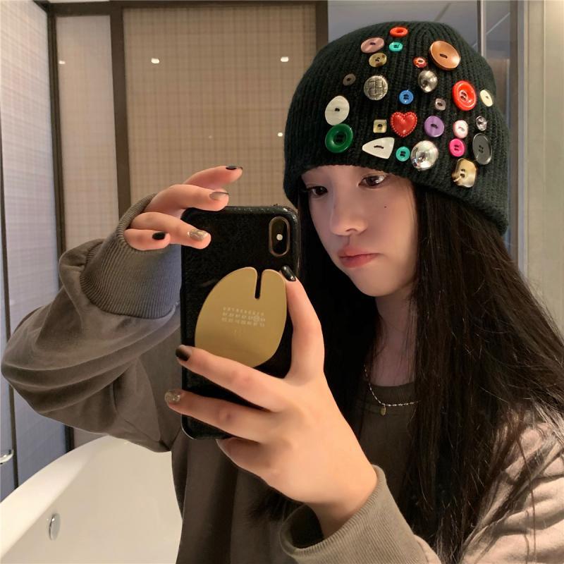 It's cool on the mirror ~ colorful button wool hat children's autumn and winter warm face small knitted hat Street Baotou cold hat It's cool on the mirror ~ colorful button wool hat children's autumn and winter warm face small knitted hat Street Baotou cold hat