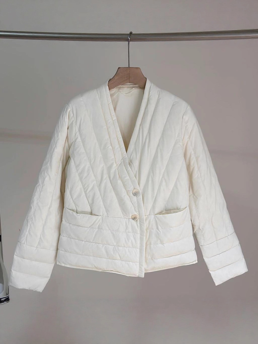 Transfronterizo Tik Tok chaqueta de plumón blanca para mujeres corto y ligero revestimiento coreano caliente cuello en V chaqueta casual